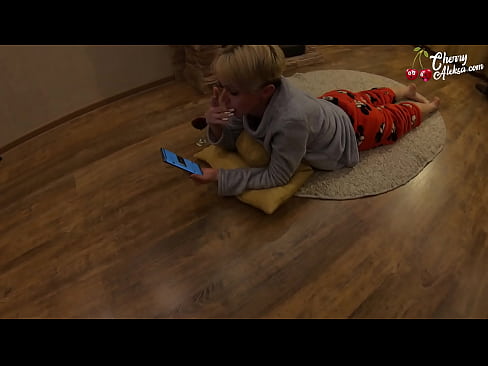 ❤️ Bláznivá blondýnka kouří obrovské péro a poskakuje na něm - anální sex ❤️❌ Sex video u nás ️❤